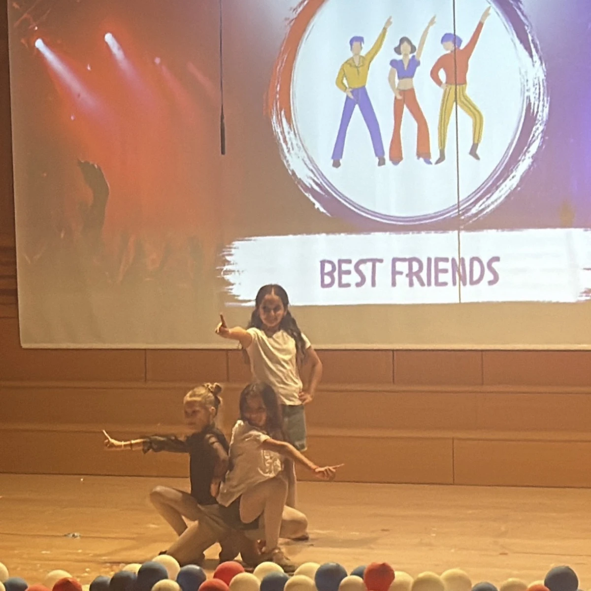 Akademi Kolej&rsquo;de Sahne Sanatla Işıklandı: M&uuml;zik ve Dans Festivali&rsquo;ne B&uuml;y&uuml;k İlgi